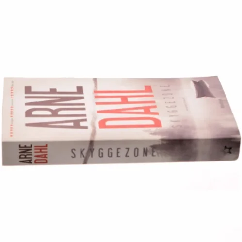 Skyggezone : kriminalroman af Arne Dahl (f. 1963) (Bog)