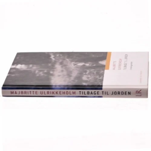 Tilbage til jorden : erindringsroman af Majbritte Ulrikkeholm (Bog)
