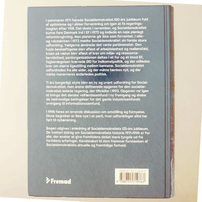 Udfordring og omstilling : bidrag til Socialdemokratiets historie 1971-1996 (Bog)