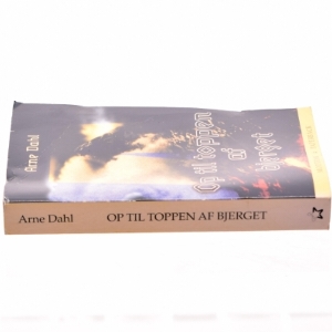 Op til toppen af bjerget af Arne Dahl (f. 1963) (Bog)