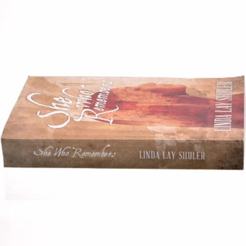 She Who Remembers af Linda Lay Shuler (Bog)