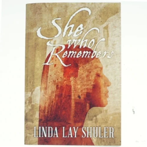 She Who Remembers af Linda Lay Shuler (Bog)