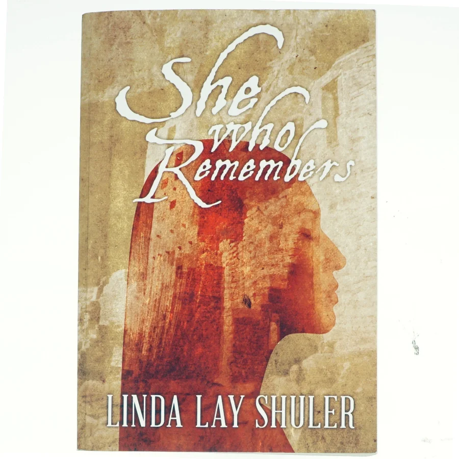 She Who Remembers af Linda Lay Shuler (Bog)