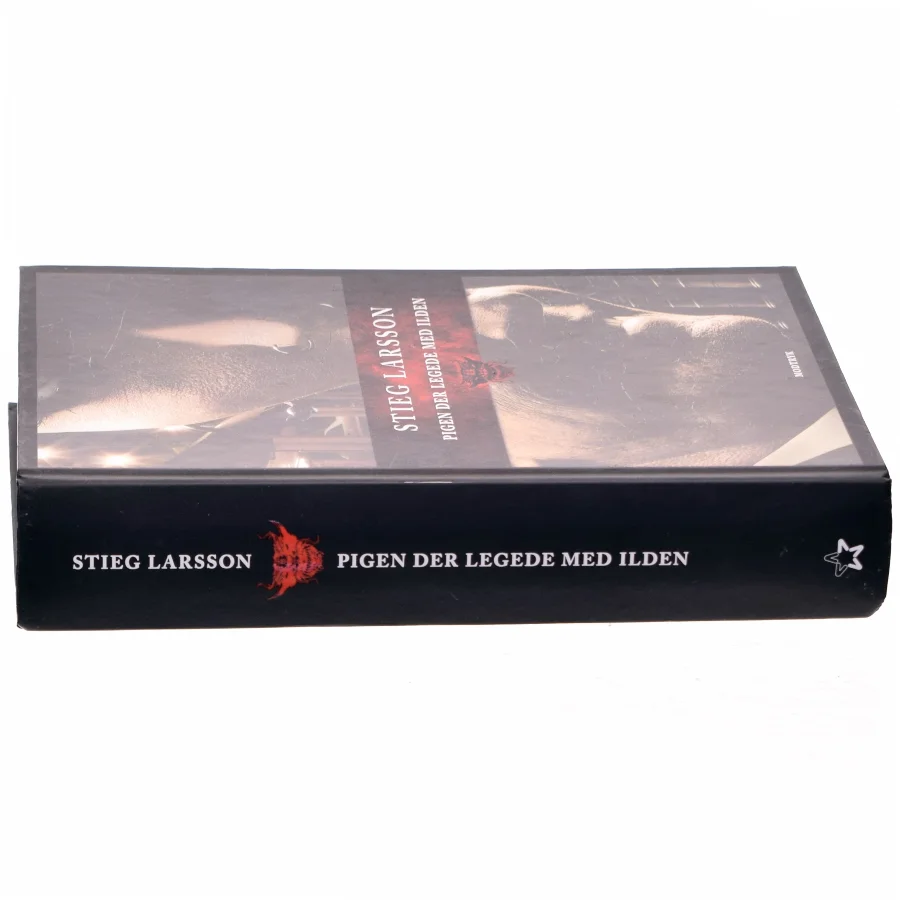 Pigen der legede med ilden. 2 af Stieg Larsson (Bog)