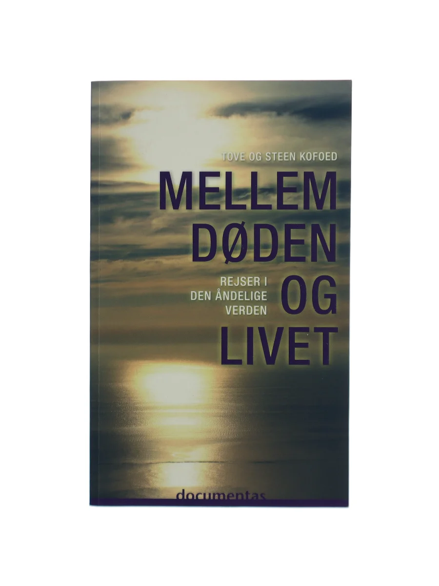 Forsiden af Mellem døden og livet : rejser i den åndelige verden af Tove Kofoed