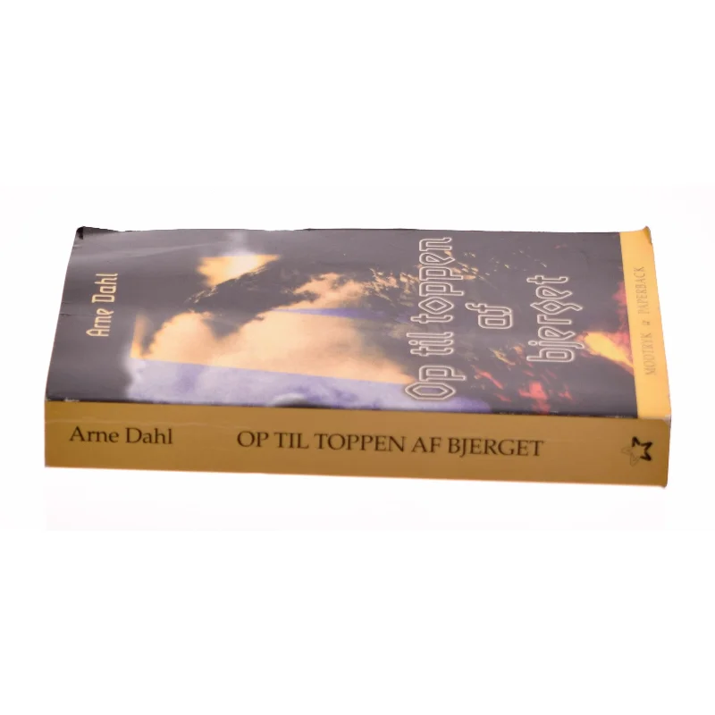 Op til toppen af bjerget af Arne Dahl (Bog)
