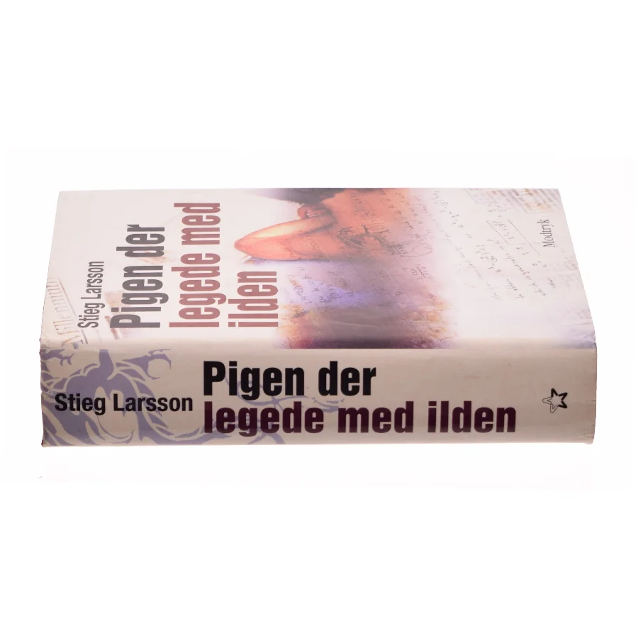 Pigen der legede med ilden af Stieg Larsson (Bog)