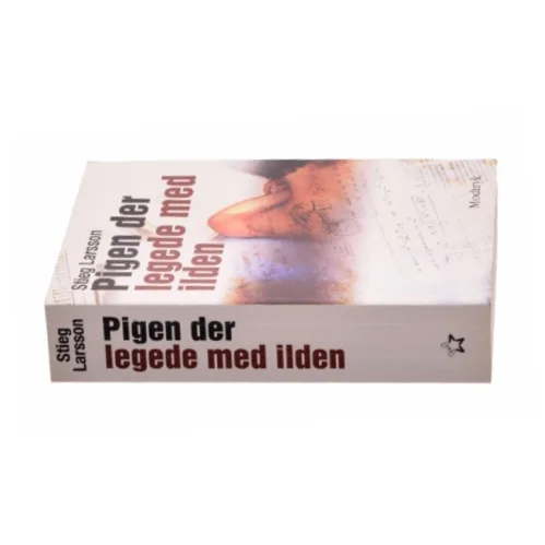 Pigen Der Legede Med Ilden (Millennium, 2. Bind) af Stieg Larsson (Bog)