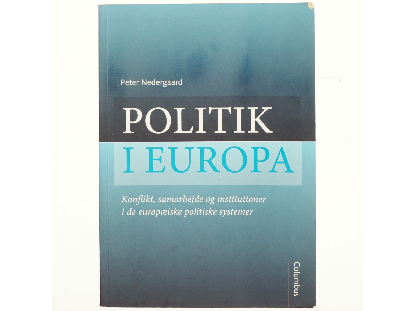 Politik i Europa : konflikt, samarbejde og institutioner i de europæiske politiske systemer af Peter Nedergaard (Bog)
