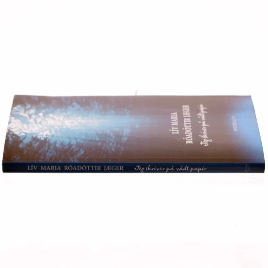 Jeg skriver på vådt papir : poesi af Lív Maria Róadóttir Jæger (f. 1981) (Bog)