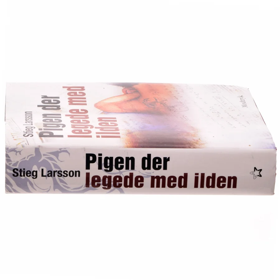 Pigen Der Legede Med Ilden af Stieg Larsson (Bog)