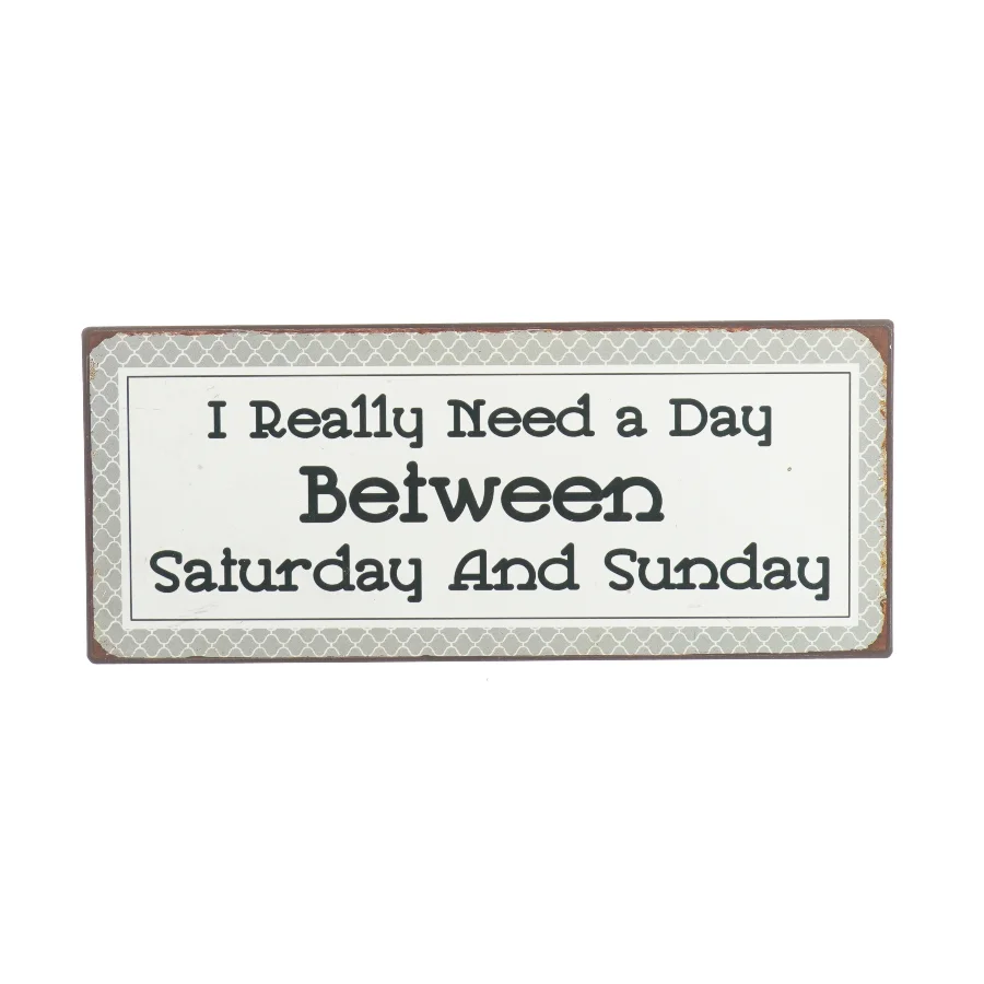 Skilt med skriften "I really need a day between saturday and sunday" (str. 31 X 14cm)