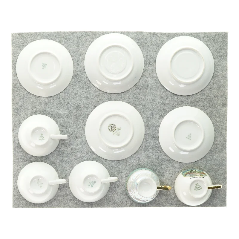 Forskellige kopper og underkopper 5 stk. (str. 6 x 10cm og 12cm)