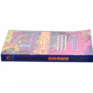 Crossing the chasm af Geoffrey A. Moore (Bog)