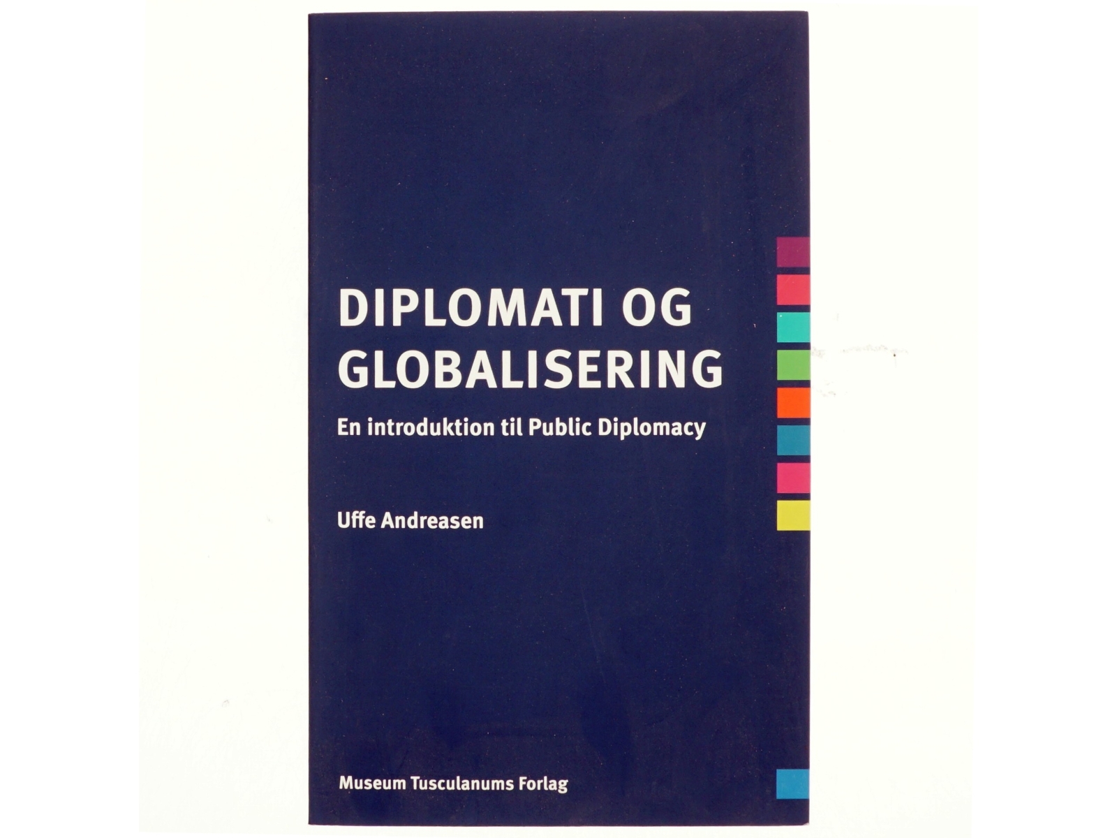 Diplomati og globalisering : en introduktion til public diplomacy af Uffe Andreasen (f. 1943) (Bog)