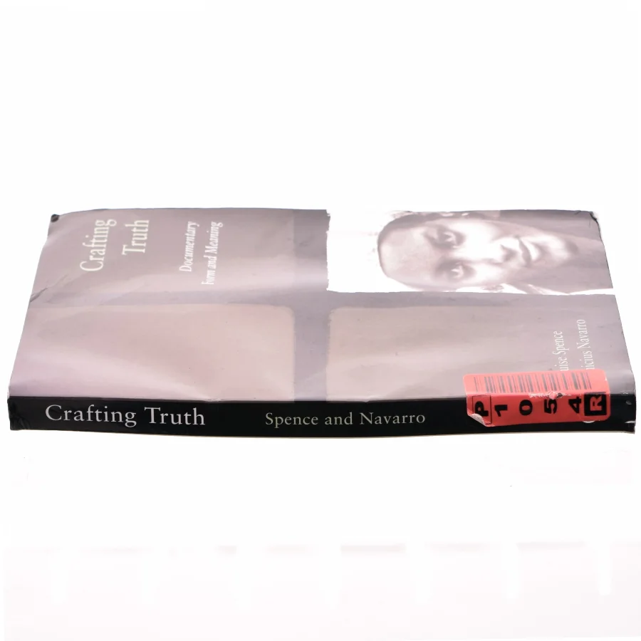 Crafting truth : documentary form and meaning af Louise Spence (Bog)
