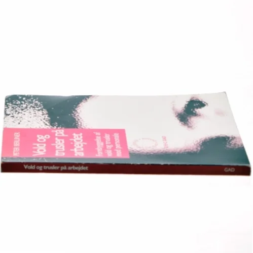 Vold og trusler på arbejdet : forebyggelse af vold og trusler mod personale af Peter Berliner (Bog)