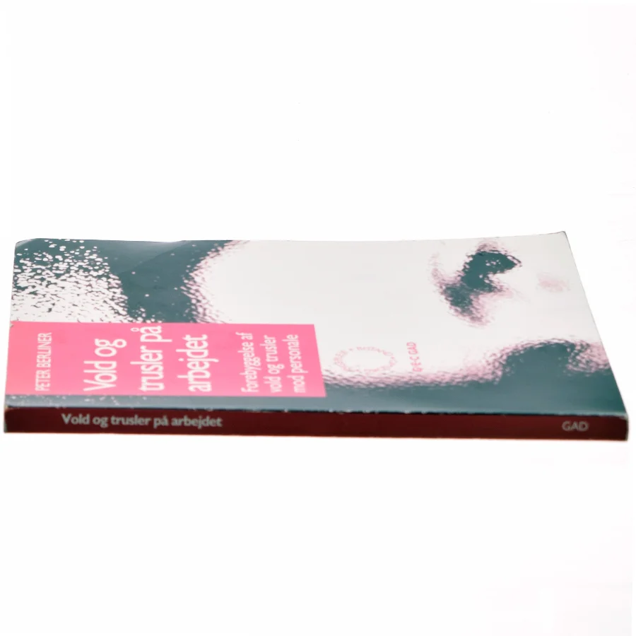 Vold og trusler på arbejdet : forebyggelse af vold og trusler mod personale af Peter Berliner (Bog)