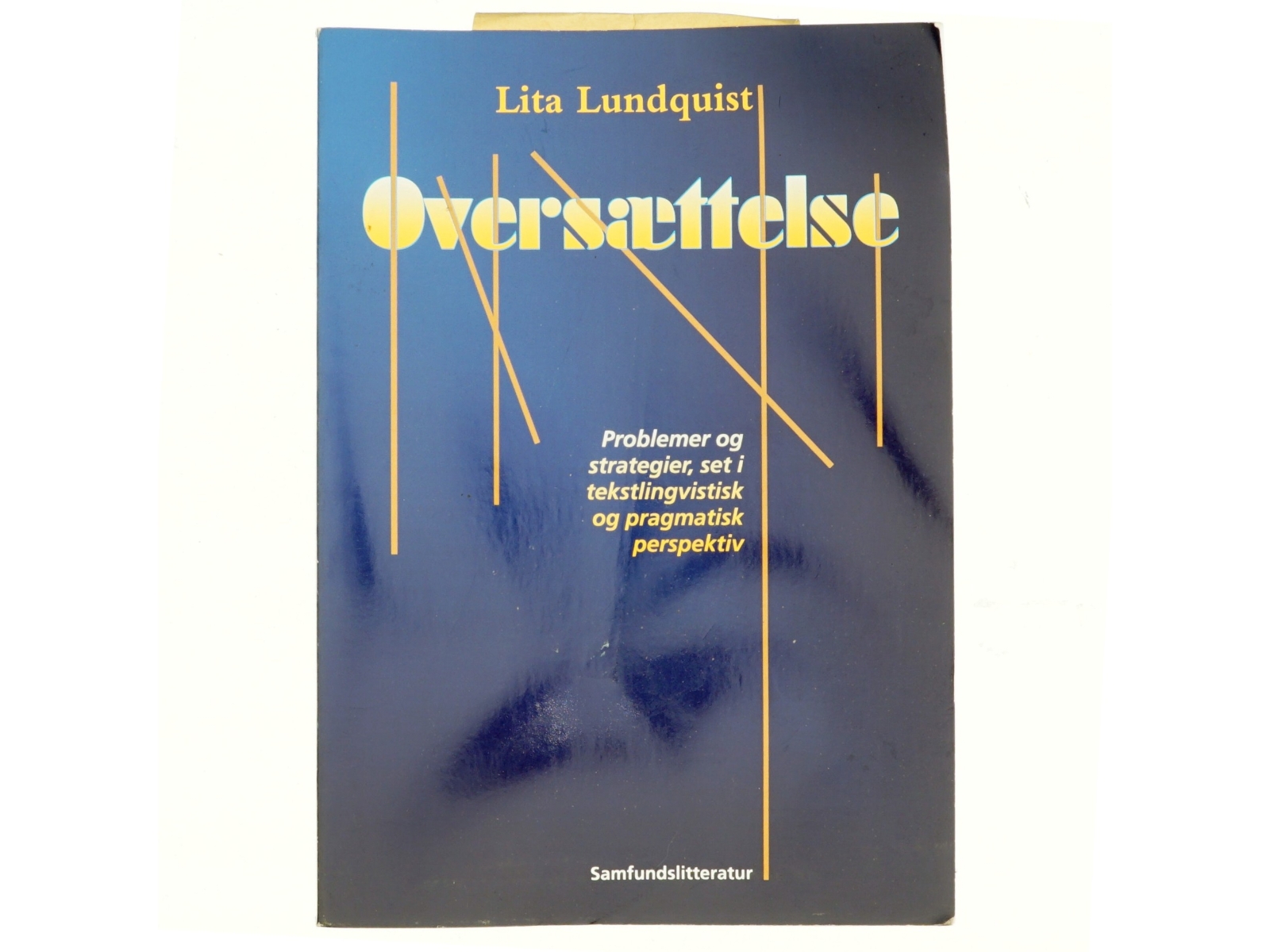 Oversættelse : problemer og strategier, set i tekstlingvistisk og pragmatisk perspektiv af Lita Lundquist (Bog)