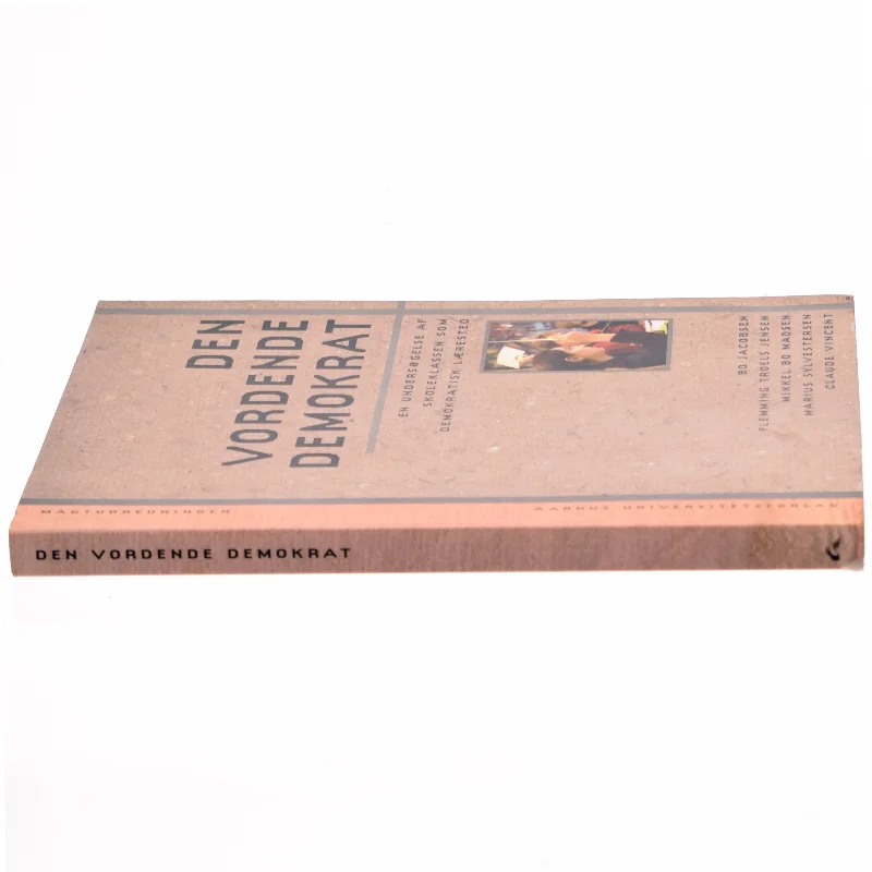 Den vordende demokrat : en undersøgelse af skoleklassen som demokratisk lærested af Bo Jacobsen (f. 1940) (Bog)