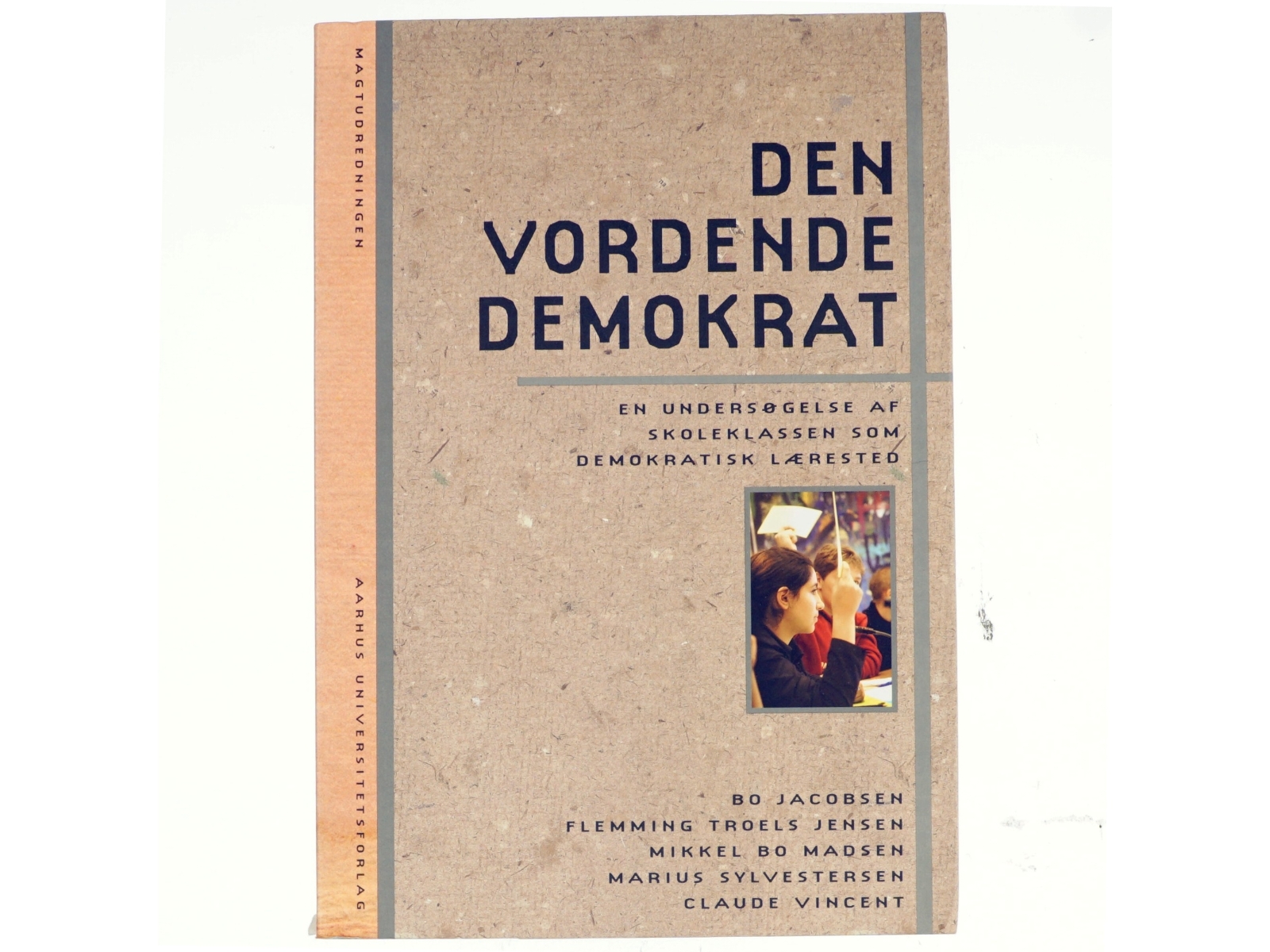 Den vordende demokrat : en undersøgelse af skoleklassen som demokratisk lærested af Bo Jacobsen (f. 1940) (Bog)