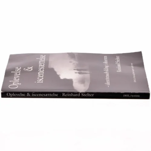 Oplevelse & iscenesættelse : identitetsudvikling i idrætten af Reinhard Stelter (Bog)