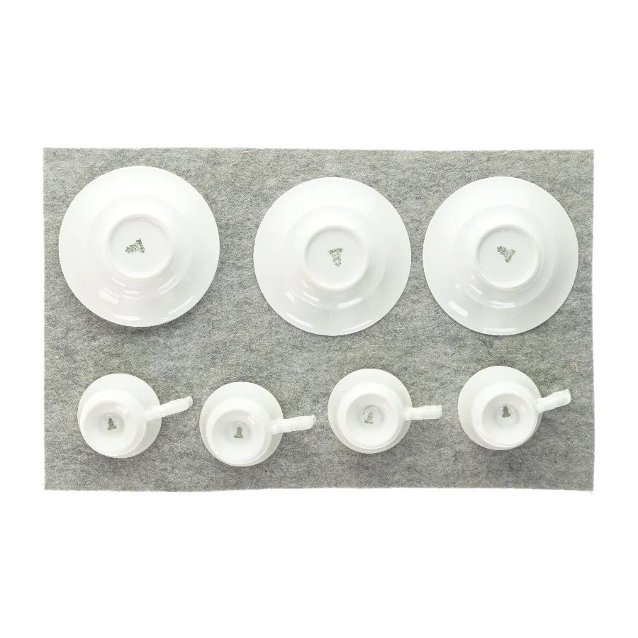 Sæt (4 kopper og 4 underkopper) 4 stk. (str. 7x7cm og 13cm)