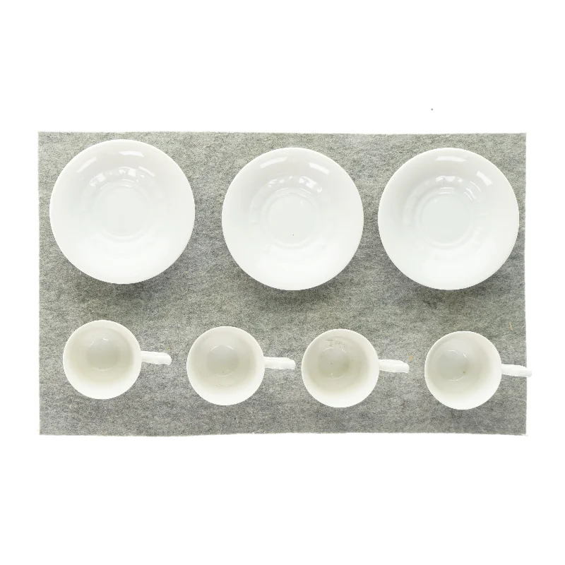 Sæt (4 kopper og 4 underkopper) 4 stk. (str. 7x7cm og 13cm)