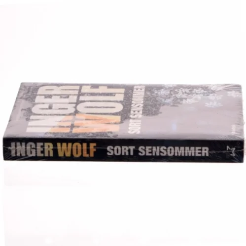 Sort sensommer af Inger Wolf (Bog)