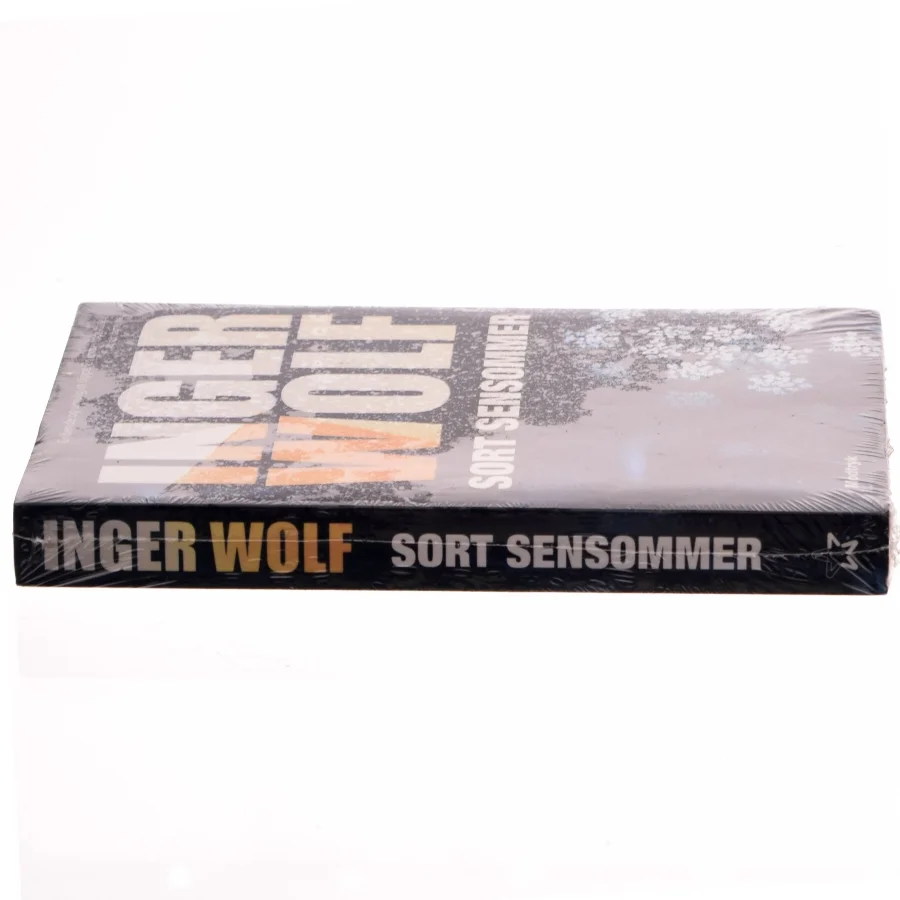 Sort sensommer af Inger Wolf (Bog)