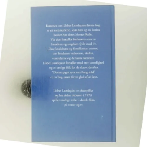 Dovne piger syer med lang tråd af Lisbet Lundquist (Bog)