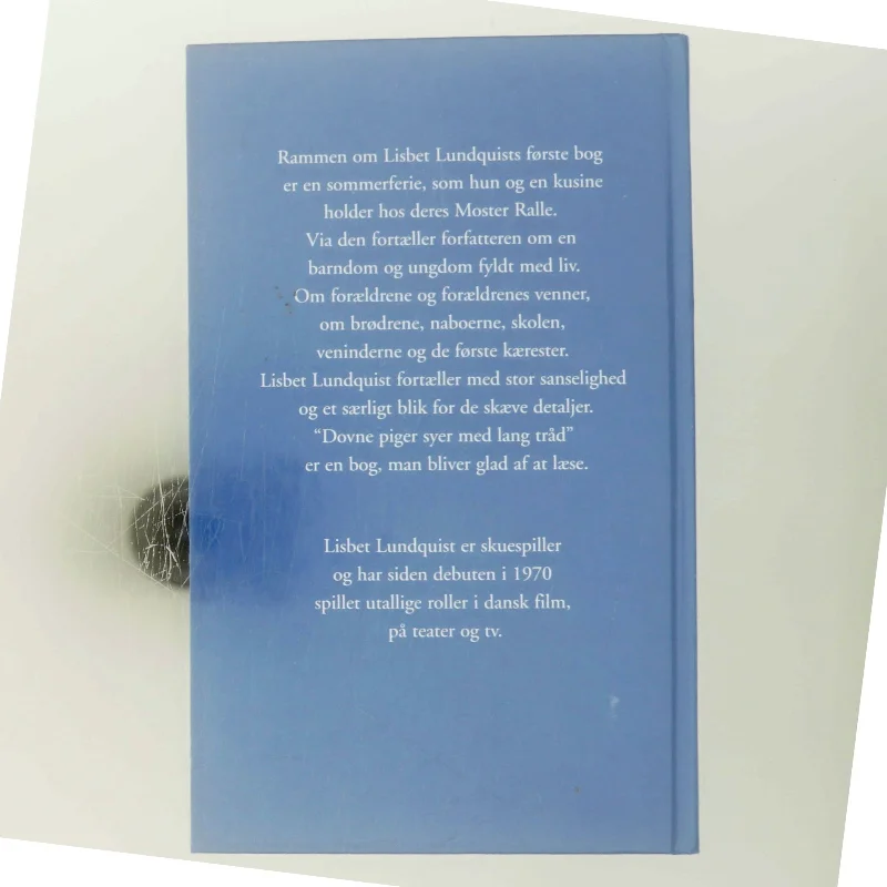 Dovne piger syer med lang tråd af Lisbet Lundquist (Bog)