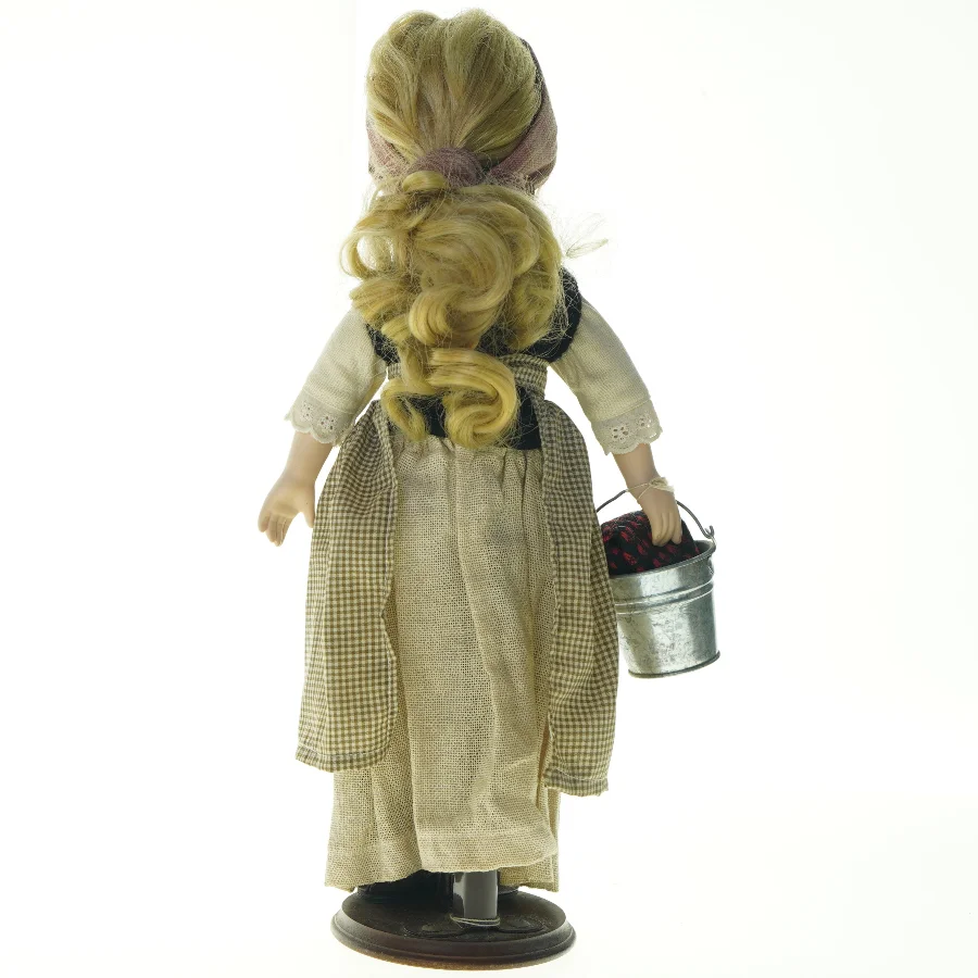 Porcelænsdukke med tøj og spand (str. 42 cm)