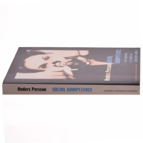 Social kompetence : når individet, de andre og samfundet mødes af Anders Persson (f. 1956) (Bog)