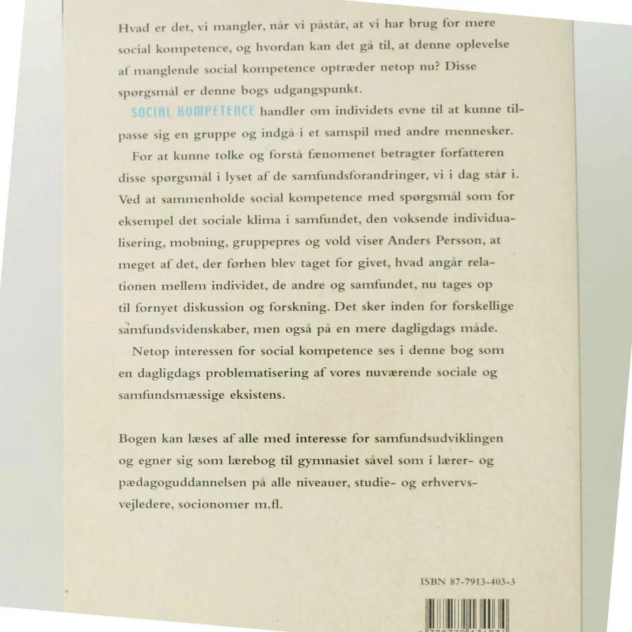 Social kompetence : når individet, de andre og samfundet mødes af Anders Persson (f. 1956) (Bog)