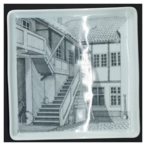 Porcelænstallerken med motiv (str. 19x19x2 cm)