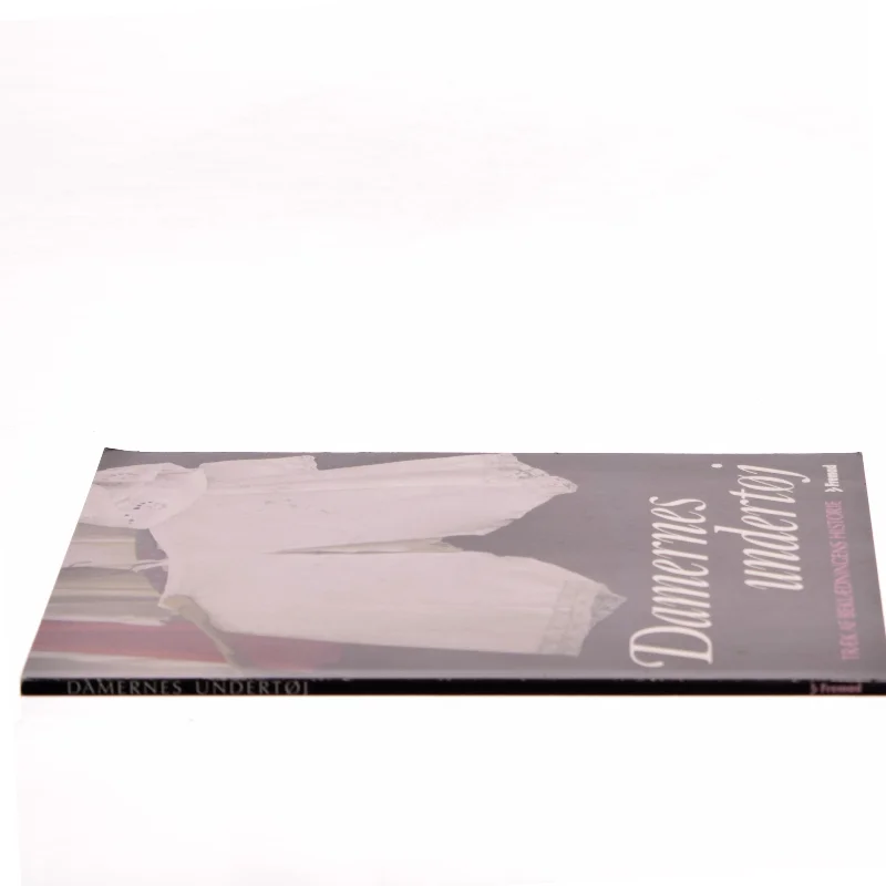 Damernes undertøj : træk af beklædningens historie af Torben Svendrup (Bog)