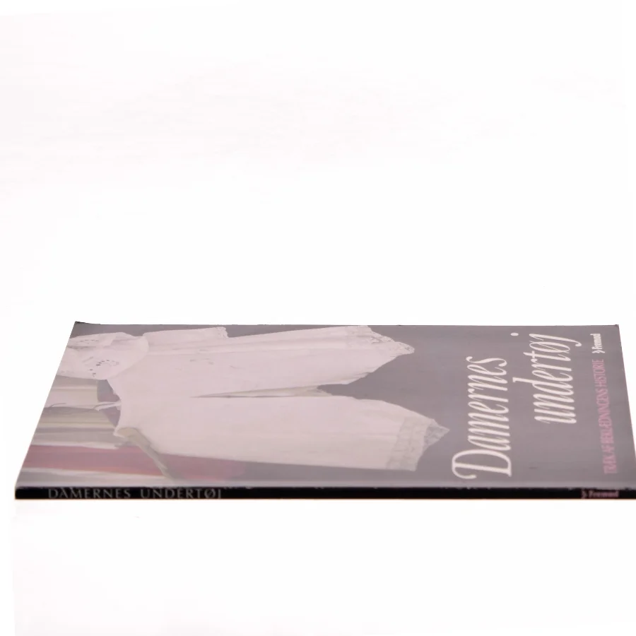 Damernes undertøj : træk af beklædningens historie af Torben Svendrup (Bog)