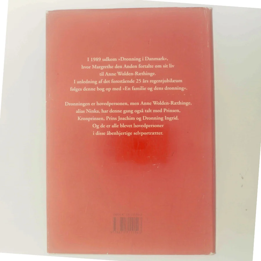 En familie og dens dronning af Anne Wolden-Ræthinge (Bog)