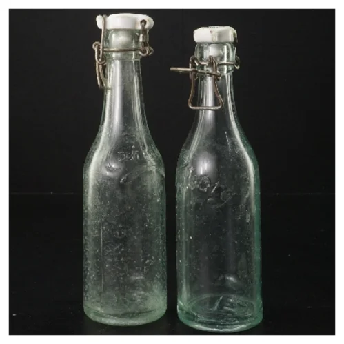 To gamle glasflasker med lukning fra Tuborg (str. 21 cm)