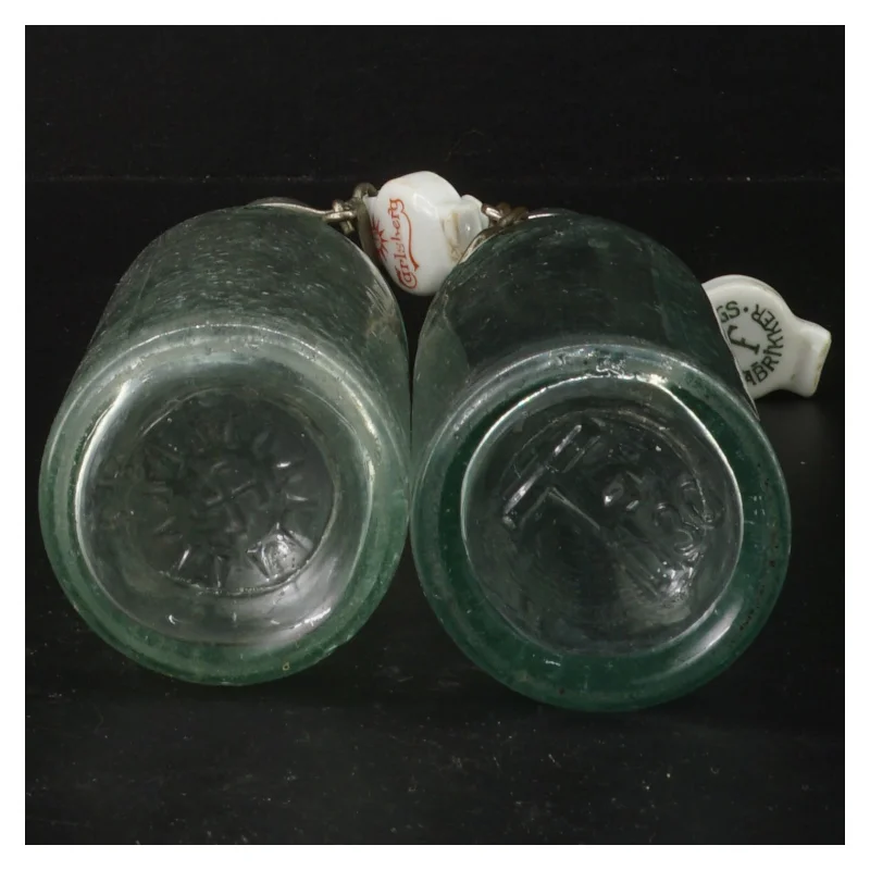 To gamle glasflasker med lukning fra Tuborg (str. 21 cm)