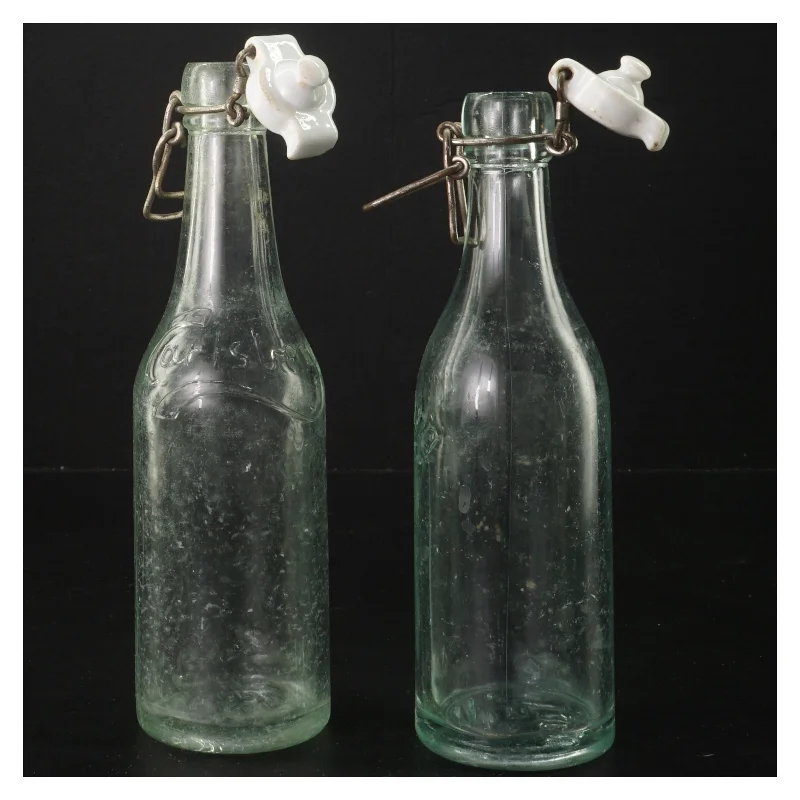 To gamle glasflasker med lukning fra Tuborg (str. 21 cm)