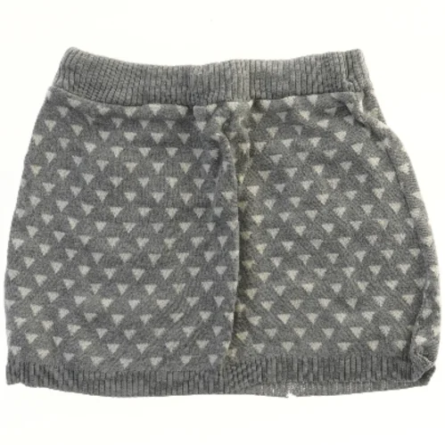 Grå nederdel med trekantmønster fra H&M (str. 122)