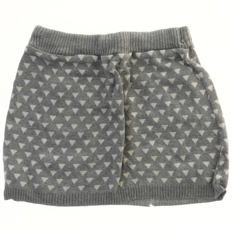 Grå nederdel med trekantmønster fra H&M (str. 122)