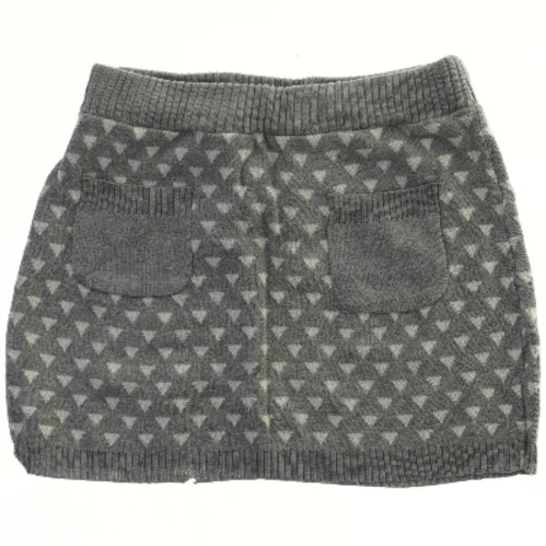 Grå nederdel med trekantmønster fra H&M (str. 122)