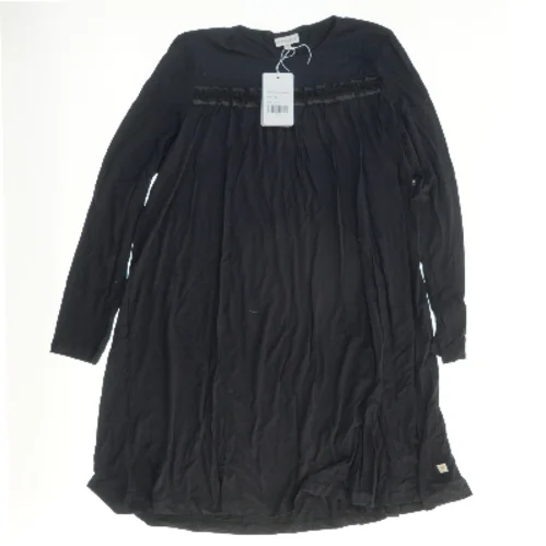 Langærmet kjole fra Pomp de Lux (str. 158)