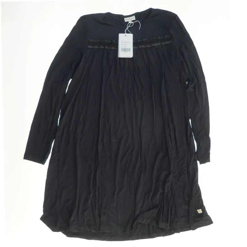 Langærmet kjole fra Pomp de Lux (str. 158)