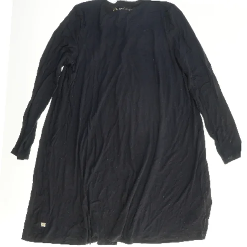 Langærmet kjole fra Pomp de Lux (str. 158)