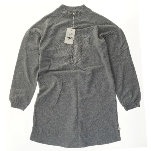 Langærmet kjole med grafisk design fra Pomp de Lux (str. 164)