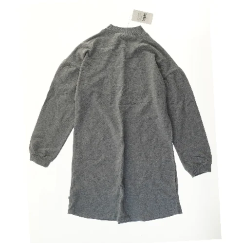 Langærmet kjole med grafisk design fra Pomp de Lux (str. 164)